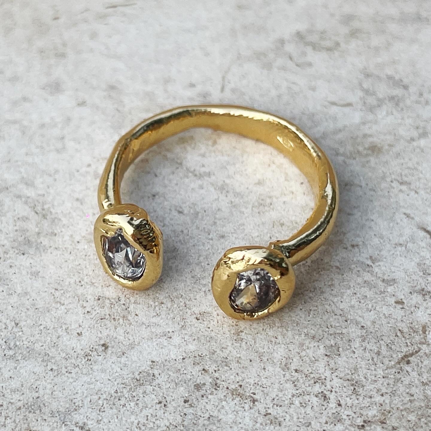 Pebble Hug Open Toi & Moi Ring