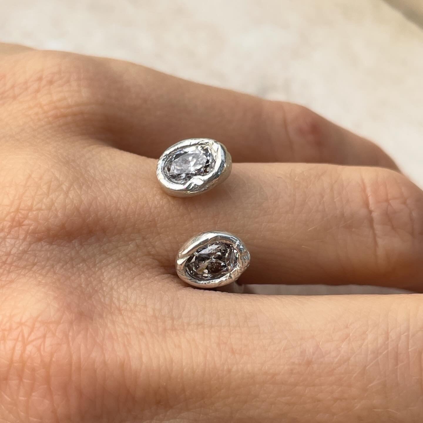 Pebble Hug Open Toi & Moi Ring