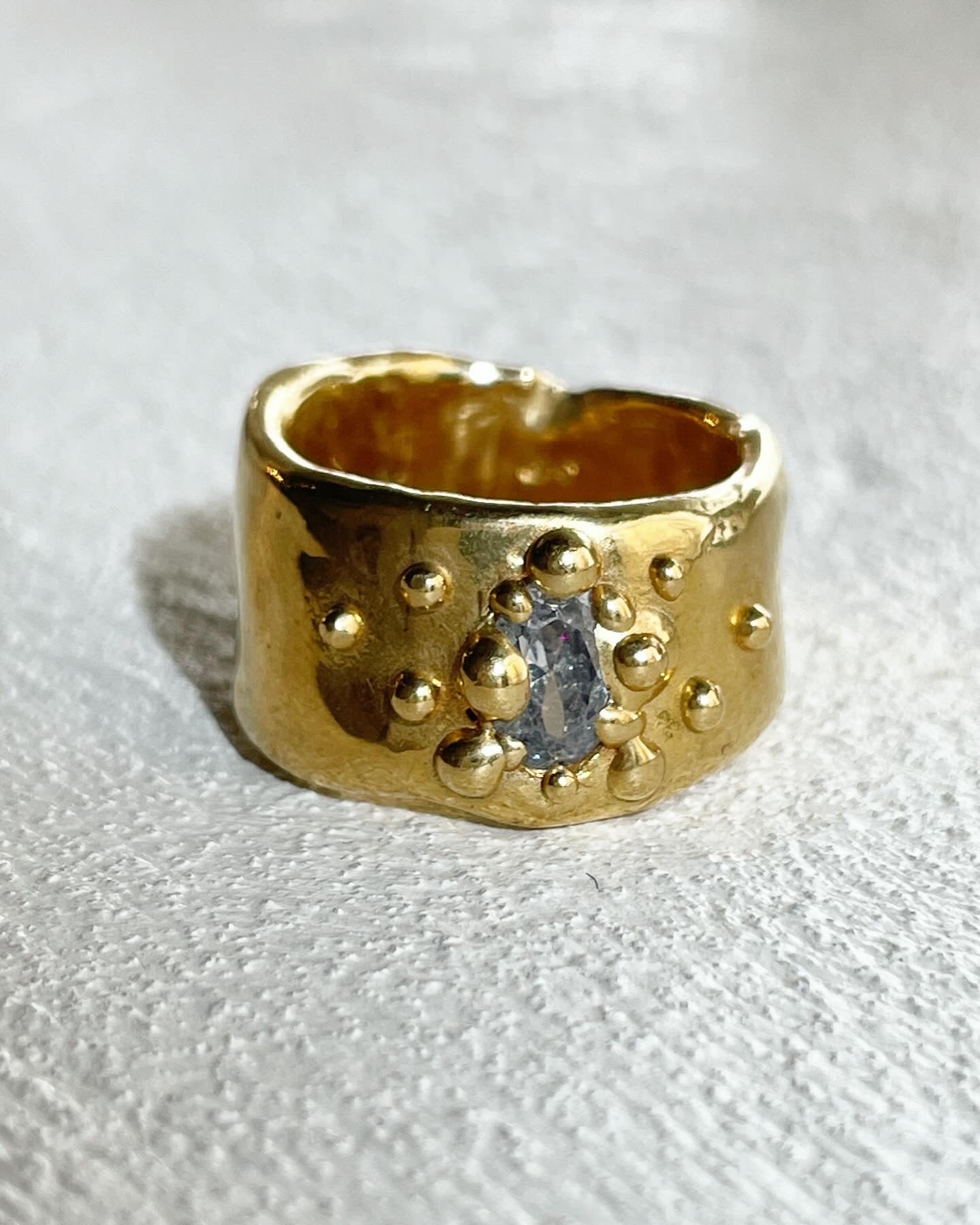 Oval Galaxy on Beach broad band ring