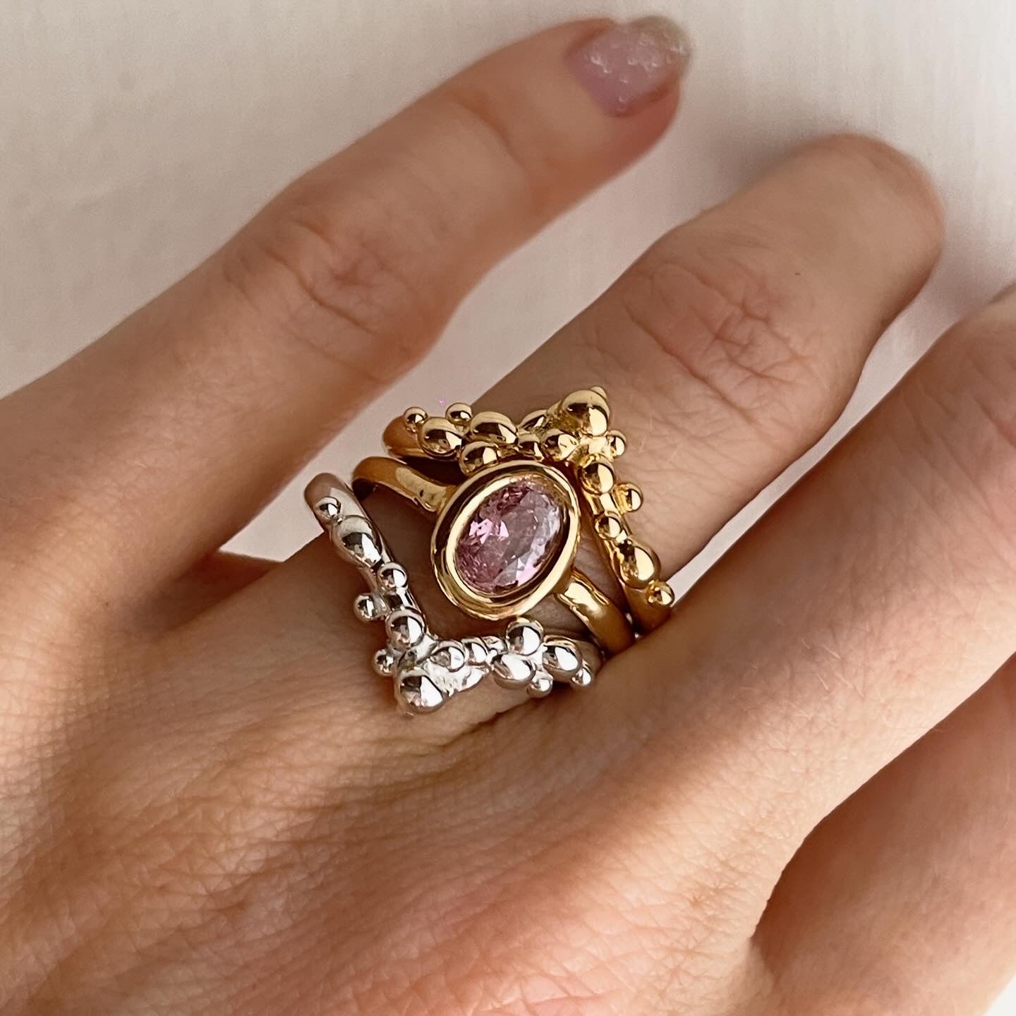 Bubbly V-shaped Stacking Ring