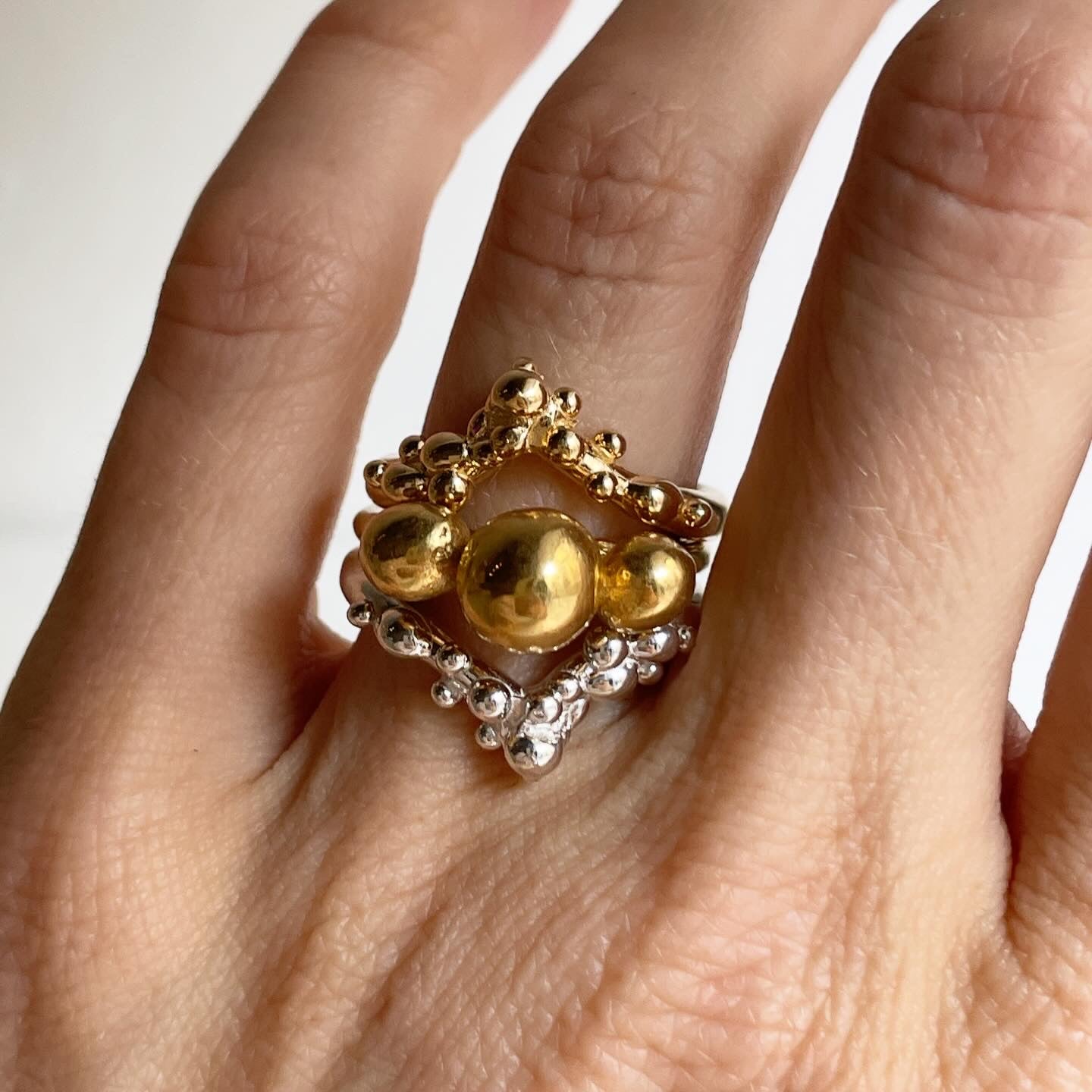 Bubbly V-shaped Stacking Ring