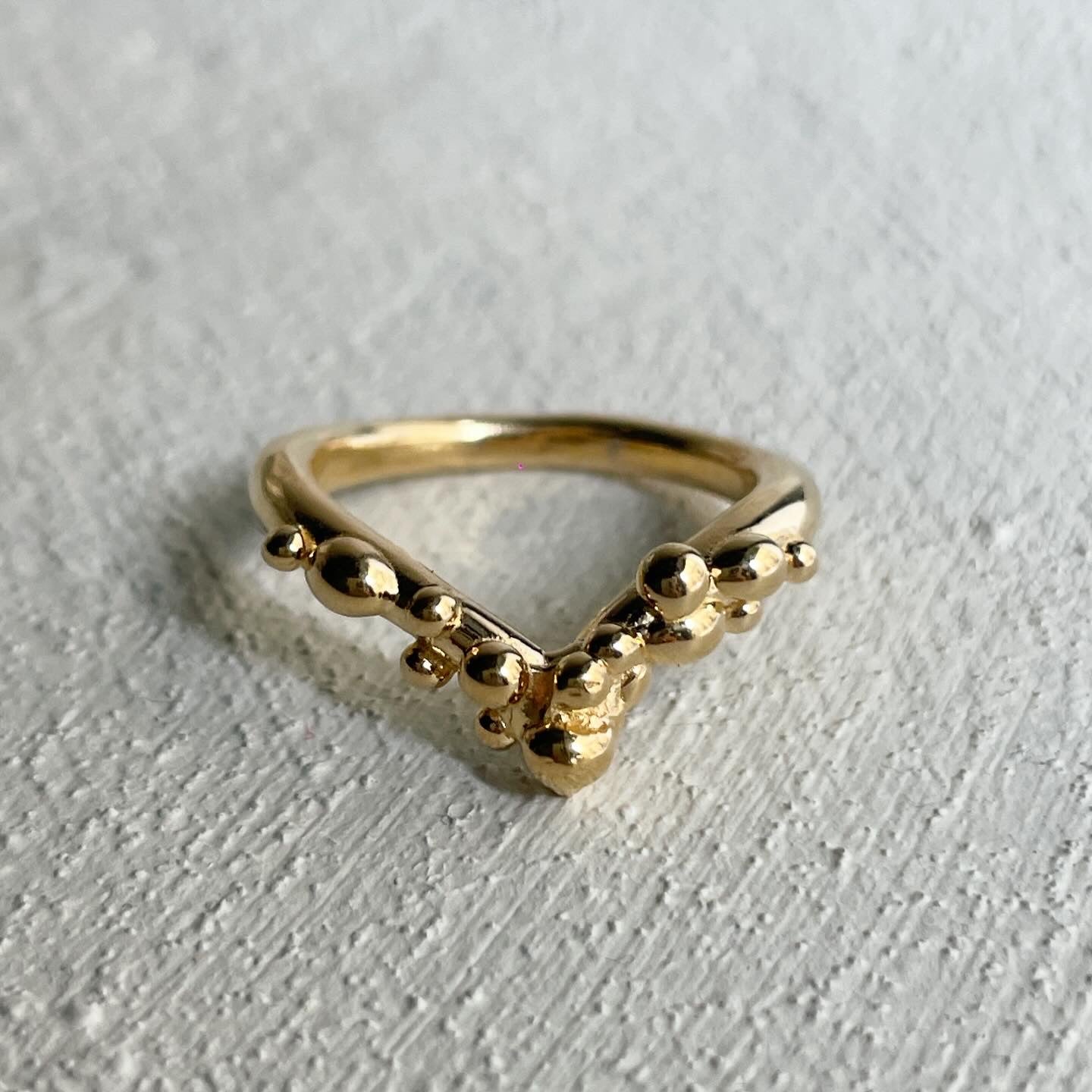 Bubbly V-shaped Stacking Ring