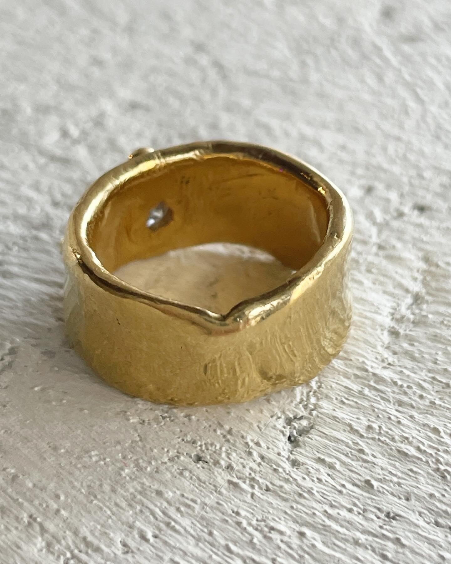 Oval Galaxy on Beach broad band ring