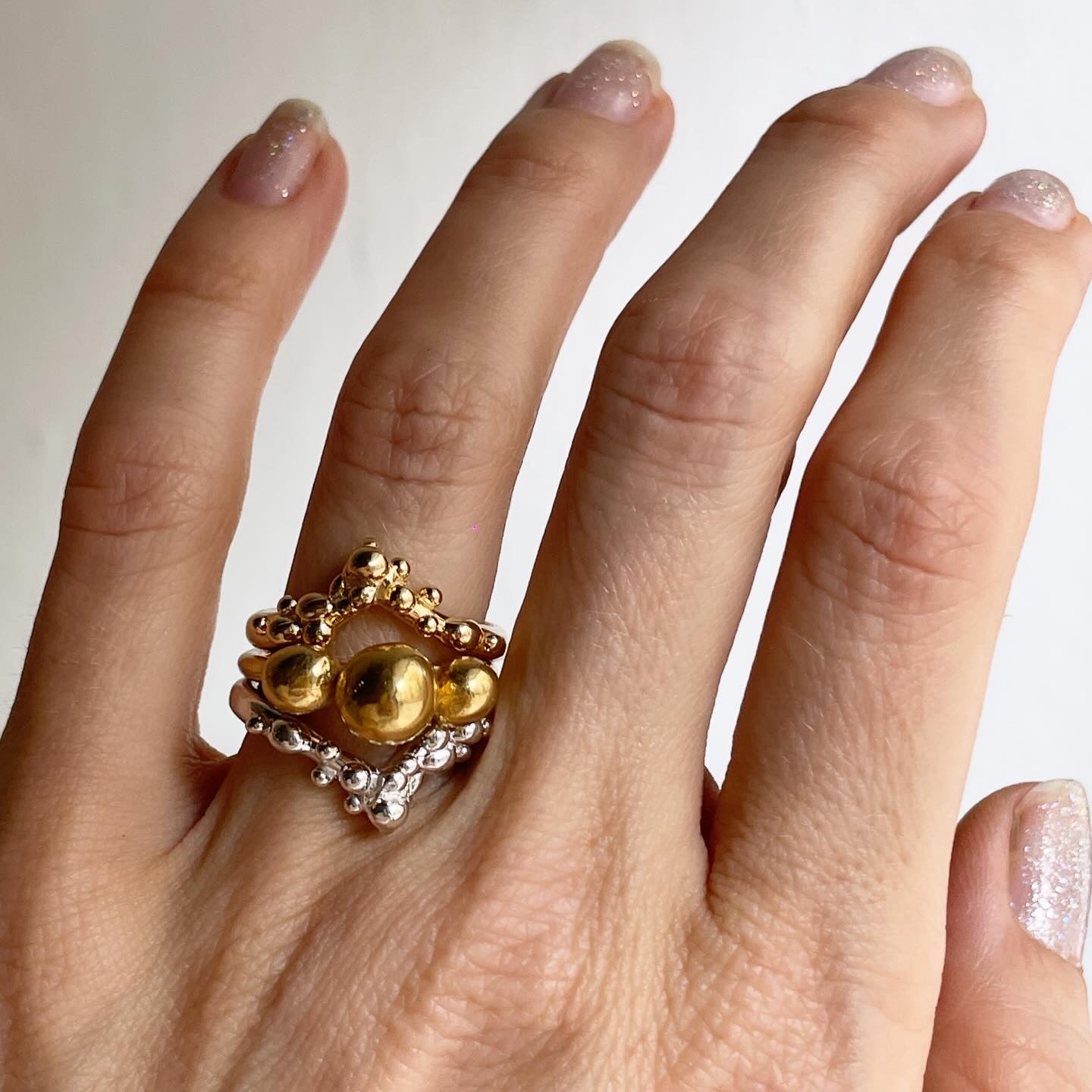 Bubbly V-shaped Stacking Ring