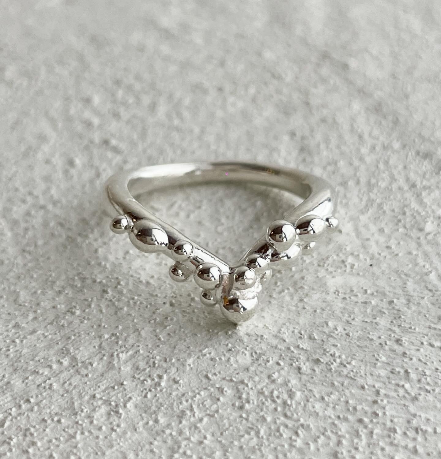 Bubbly V-shaped Stacking Ring